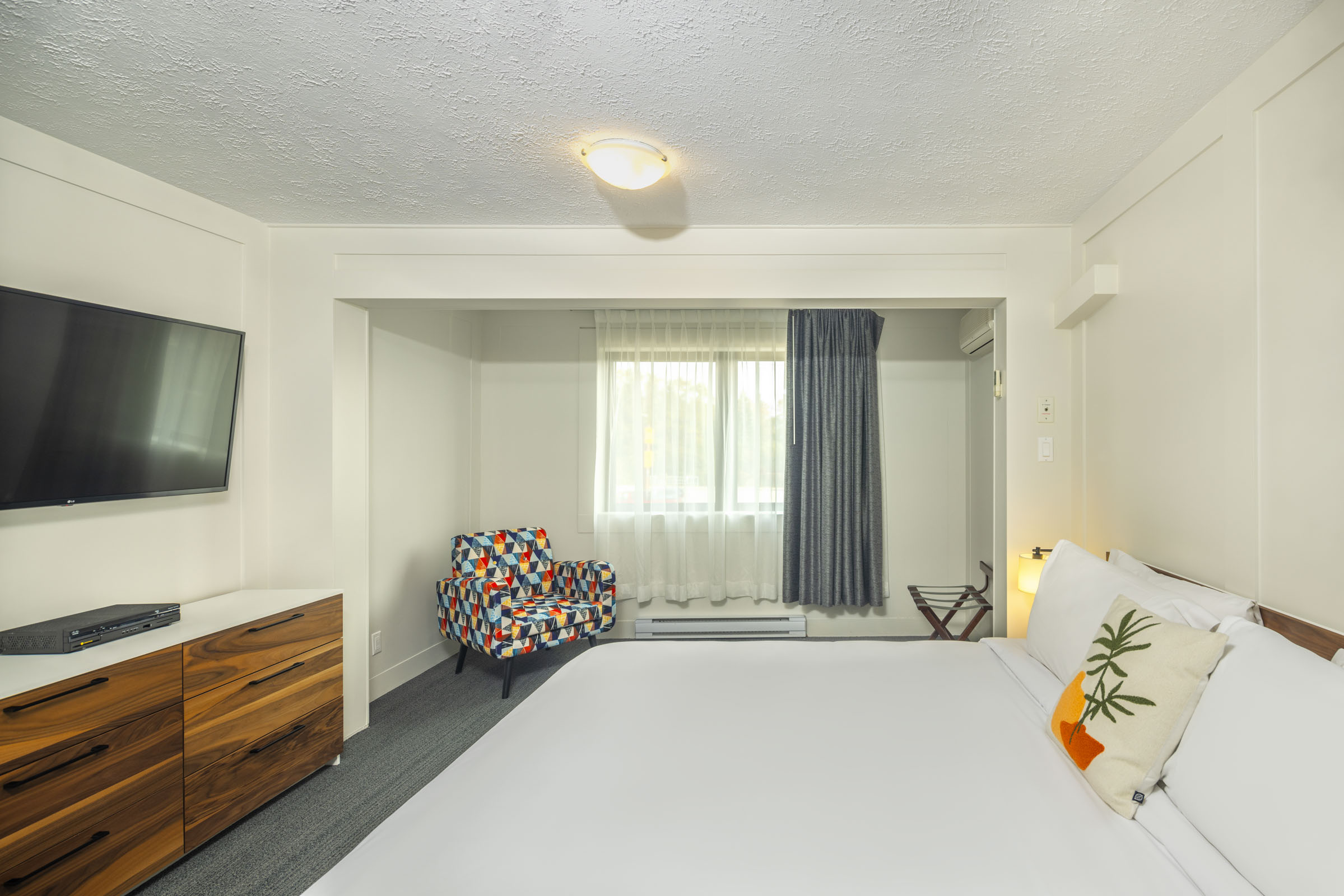 SUITE KING BED AND WHIRLPOOL BATH, SMALL KITCHEN AND MICROWAVE OVEN