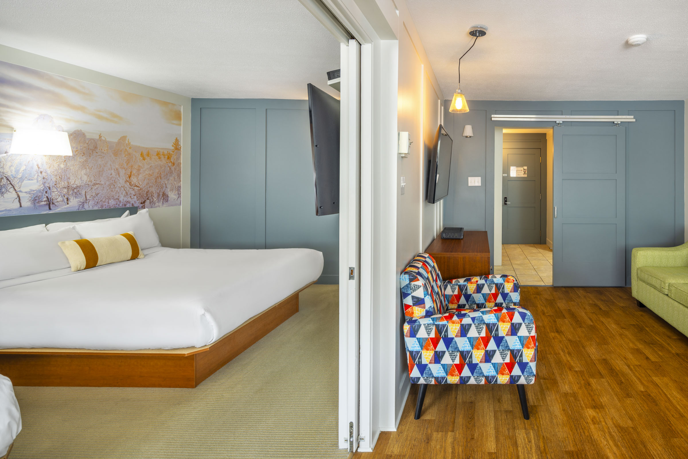 SUITE FAMILIALE 1 LIT QUEEN, 1 LIT DOUBLE, 1 SOFA LIT, CUISINETTE ET MICRO-ONDES