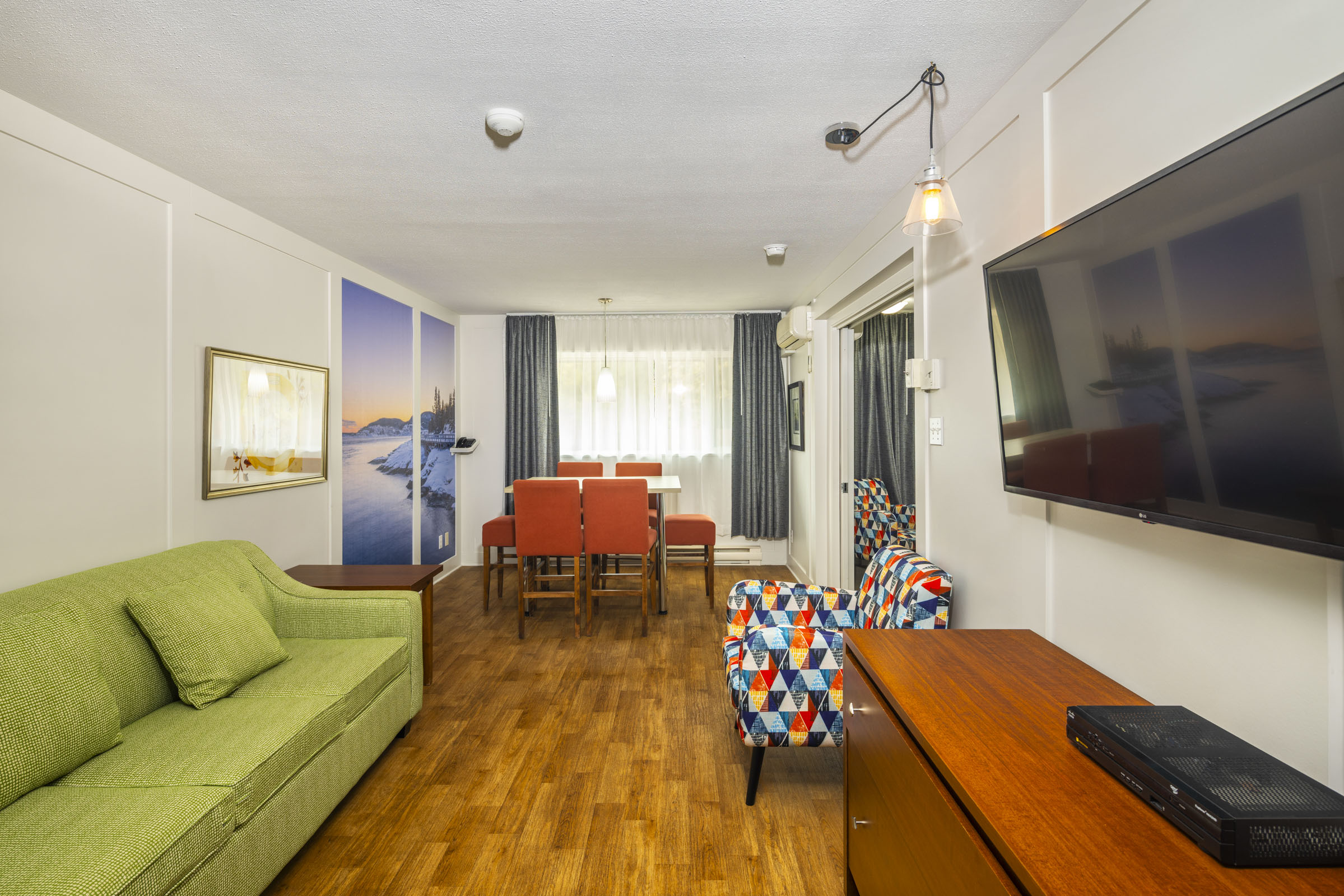 SUITE FAMILIALE 1 LIT QUEEN, 1 LIT DOUBLE, 1 SOFA LIT, CUISINETTE ET MICRO-ONDES