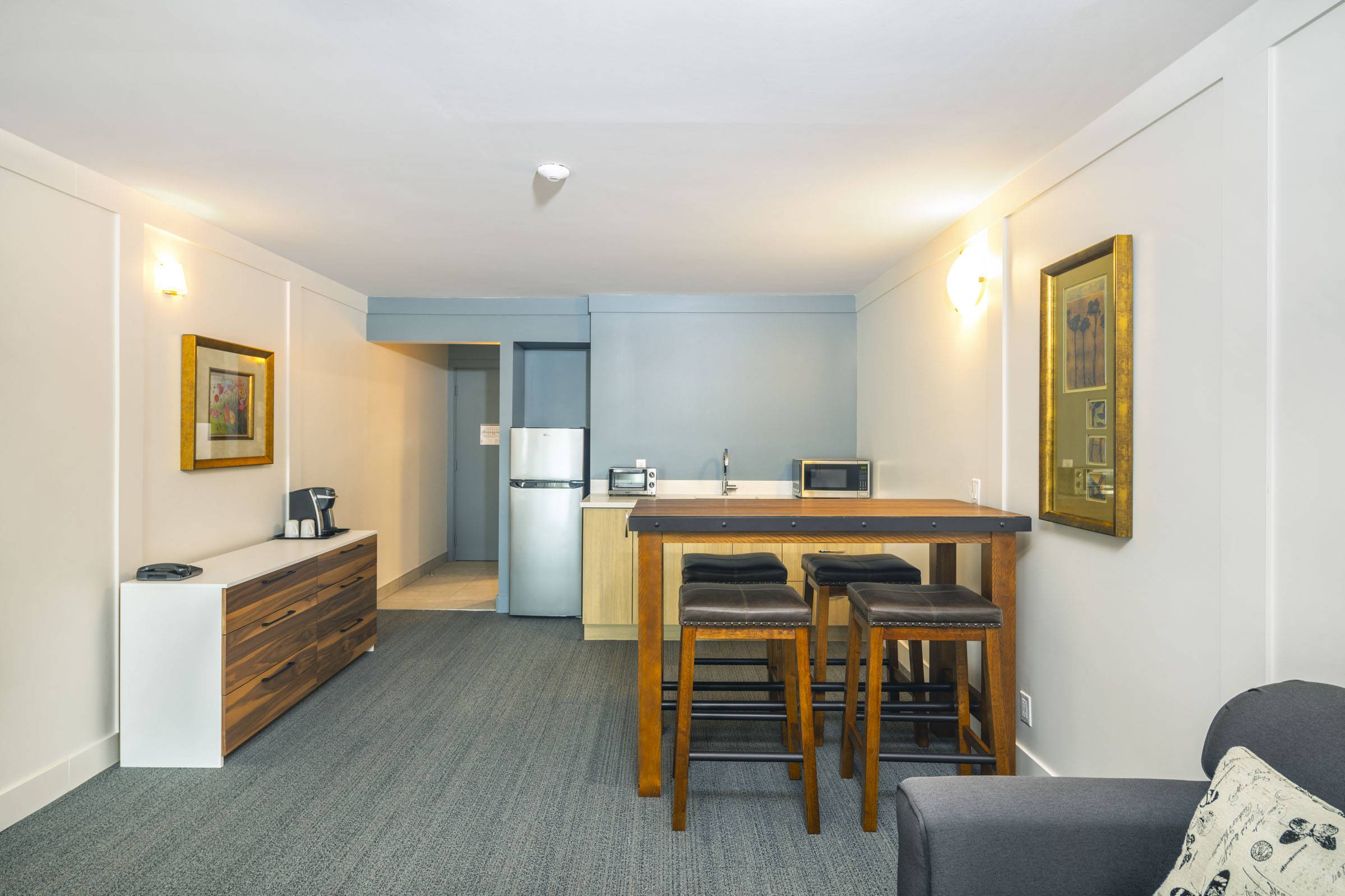 SUITE KING BED, SMALL KITCHEN AND MICROWAVE OVEN