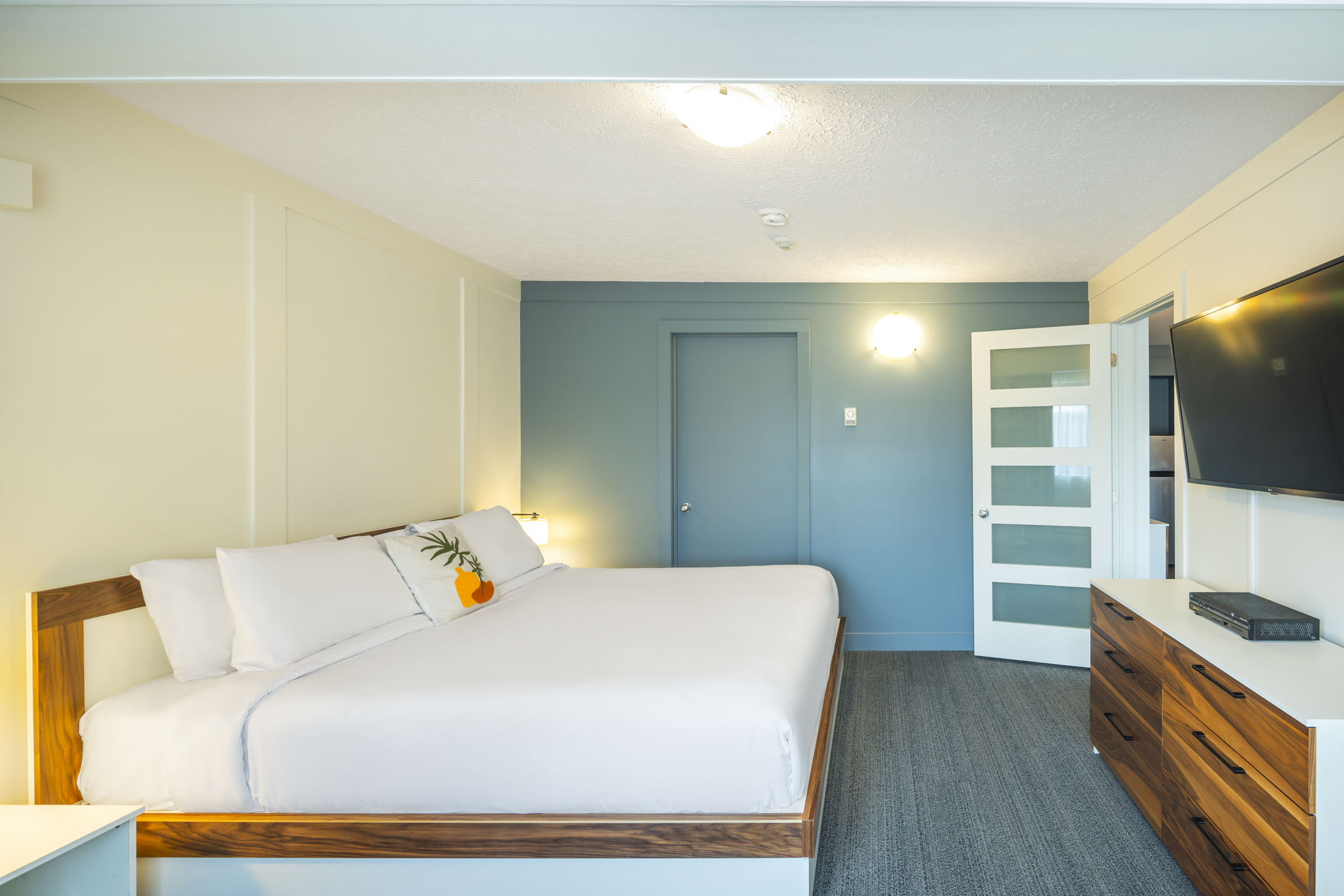 SUITE KING BED, SMALL KITCHEN AND MICROWAVE OVEN