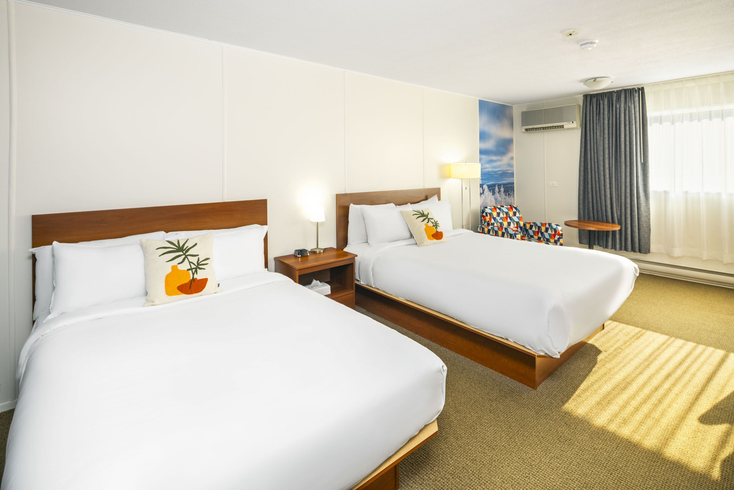 CHAMBRE ACCESSIBLE 1 GRAND LIT 1 LIT SIMPLE, MINI RÉFRIGÉRATEUR & MICRO-ONDES