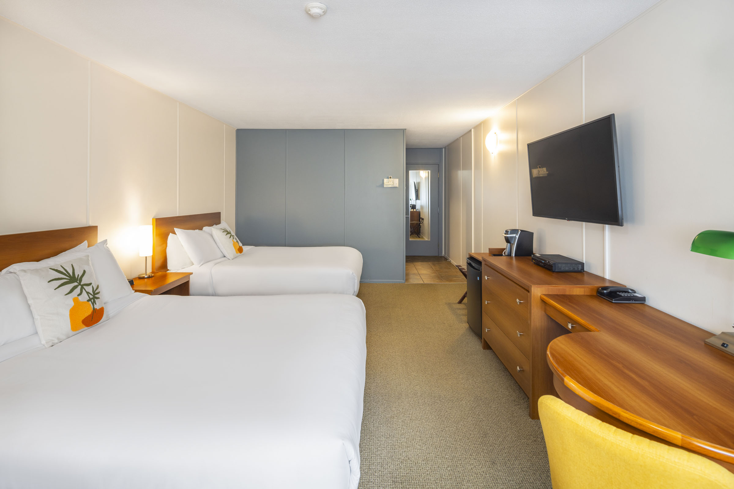 STANDARD ROOM 1 QUEEN, 1 DOUBLE, MICROWAVE OVEN